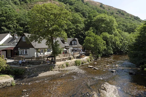Fingle Köprüsü, Drewsteignton, Devon, İngiltere'de İngiltere'de. Fingle Bridge Inn Dartmoor Milli parktan akar nehir Teign kıyısında popüler bir pub