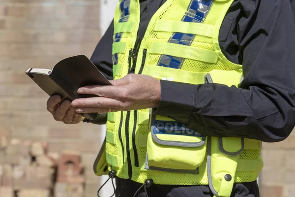 Nahaufnahme Einer Polizistin Mit Einem Offenen Schwarzen Notizbuch — Stockfoto