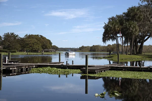 St Johns River Volusia County Florida ABD - Ekim 2016 - A devam St Johns Nehri üzerinde tekne kiraladı