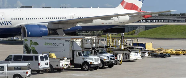777 Repülőgéppel Közeledik Állványt Tampa International Airport Florida Amerikai Egyesült — Stock Fotó