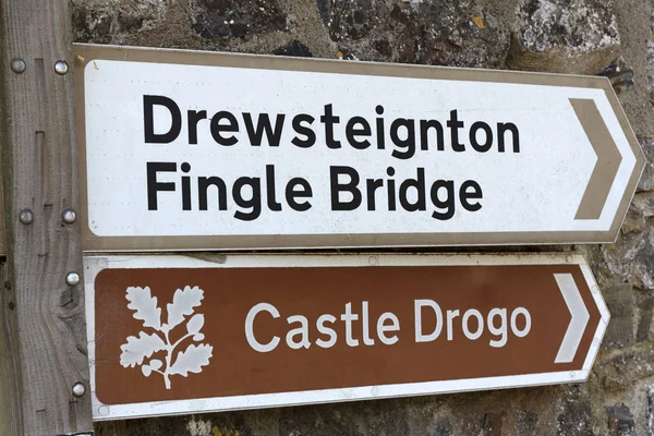 Ortsnamen Auf Einem Straßenschild Mit Wegbeschreibungen Drewsteignton Fingle Bridge Und — Stockfoto