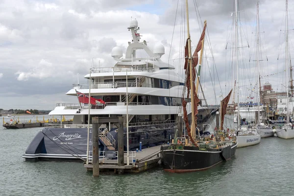 Super Yacht Amaryllis Alice Thames Barca Vela Sulla Banchina Gunwharf — Foto Stock