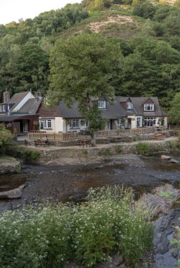 Fingle Köprüsü, Drewsteignton, Devon, Dartmorr, Devon, İngiltere'de İngiltere'de. Fingle Bridge Inn Dartmoor Milli parktan akar nehir Teign kıyısında popüler bir pub
