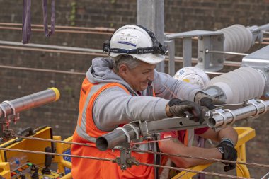 Newbury İstasyonu, Berkshire İngiltere'de. Mühendis demiryolu hattı Newbury, elektrifikasyon üzerinde bugün erken saatlerde çalışıyor. Büyük Batı Demiryolu bölge ths alanında 31 Ağustos kadar kapalı. 