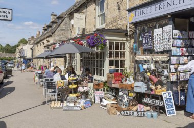 Burford, Oxfordshire, İngiltere, İngiltere'de. Şehrin tadını turist merkezi faaliyetleri, kafe, Restoran, alışveriş.