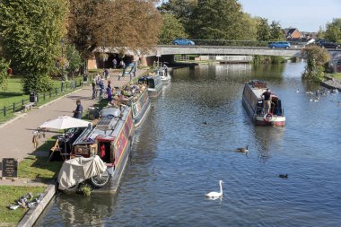 Newbury, Berkshire, İngiltere İngiltere, Kennet ve Avon kanal boyunca mal satan Narrowboats
