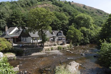 Fingle Köprüsü, Drewsteignton, Devon, İngiltere'de İngiltere'de. Fingle Bridge Inn Dartmoor Milli parktan akar nehir Teign kıyısında popüler bir pub