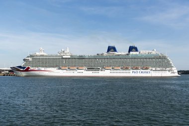 Southampton Dock, Güney İngiltere, İngiltere'de. P ve O Cruises gemi Britannia Southampton su. Onun yatak devam etmekte