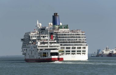 Arcadia yakın geçen bir Isle of Wight roro feribot cruise gemi Southampton su, İngiltere, Birleşik Krallık