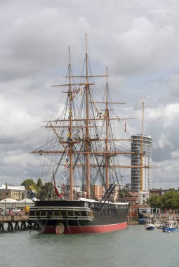Portsmouth Tersane, İngiltere'de İngiltere'de. Hms Warrior savaş gemisi ve Portsmouth Limanı sahildeki Müzesi.