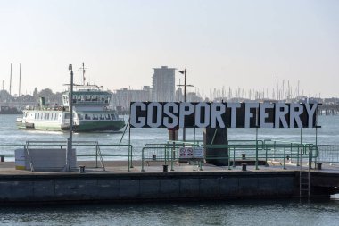 Portmouth Harbour's portsmouth açılış sahne alanı'na geçen Gosport gemi.