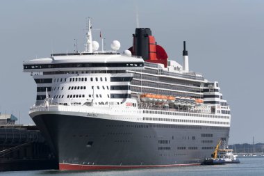  Queen Mary 2 ile su yeşili çöp ve geri dönüşüm malzemeleri su kenarındaki topluluğu çok rol gemideki Qe 11 Terminal yanında