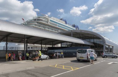 Bir cruise terminal araba ve taksi tarafından gelen yolcu. Bağlantı noktası, Southampton, İngiltere 