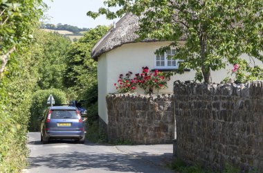 Küçük araba dar ülke lane yakınındaki Drewsteighton, Dartmoor Milli Parkı, Devon, İngiltere İngiltere seyahat boyunca sürüş