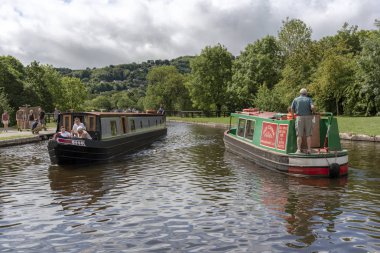 Pontcysyllte su kemeri, Trevor Havzası Llangollen Kuzey Doğu Wales yakınındaki River Dee üzerinde girerek başka bir yanında çıkmadan bir narrowboat. 