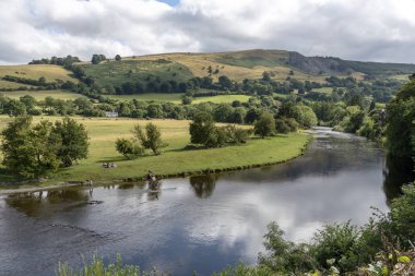 Carrog, Denbighshire, North Wales, nehir seyir Güney tarım arazileri doğal konumunda, River Dee.