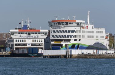 Wight Victoria yeni roro eski Portsmouth, İngiltere BK'da Sahildeki büyük feribot ile St Faith feribot