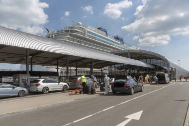 Bir cruise terminal araba ve taksi tarafından gelen yolcu. Bağlantı noktası, Southampton, İngiltere 