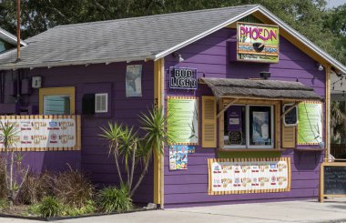 Dunedin, Florida, ABD. Şehir merkezine Vietamese restoran ve paket deposu
