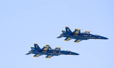 Santa Rosa adadan görülen oluşumunda uçan pratik Pensacola Florida ABD - Ekim 2016 - askeri jetler