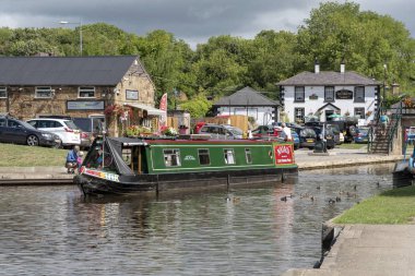 Bir narrowboat Pontcysyllte su kemeri, Trevor Llangollen Kuzey Doğu Wales yakınındaki River Dee üzerinde yaklaşan Trevor Havzası Tarih. 