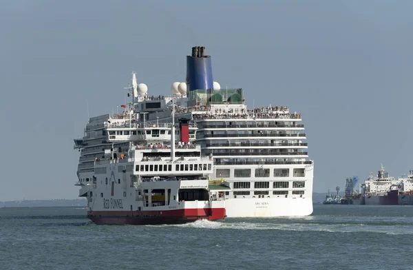 Ferry Isla Wight Roro Que Pasa Cerca Del Crucero Arcadia — Foto de Stock