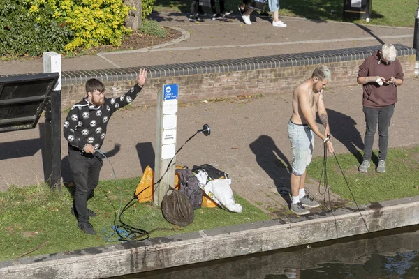 Genç Adam Bir Neodim Mıknatıs Kennet Avon Canal Adlı Newbury — Stok fotoğraf