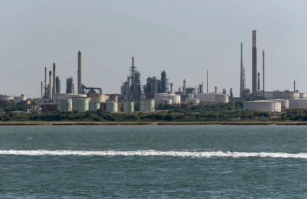 Paisaje Refinería Fawley Southampton Water Hampshire Inglaterra Tanques Almacenamiento — Foto de Stock