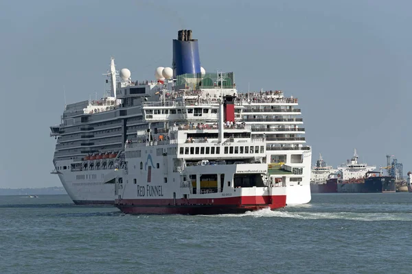 Ferry Isla Wight Roro Que Pasa Cerca Del Crucero Arcadia — Foto de Stock