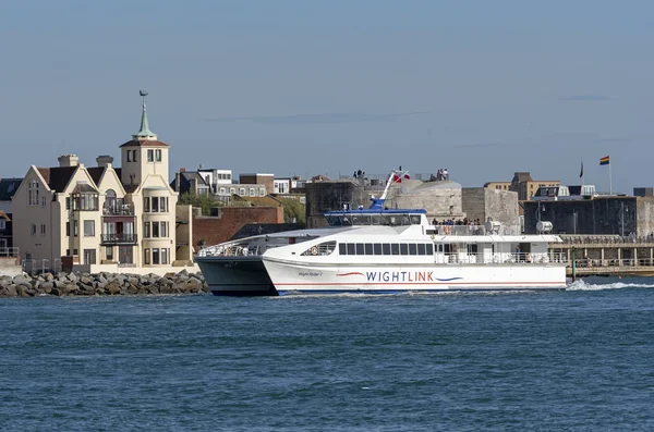 ワイト島の島 Fastferry ワイト ライダー の受信 イギリスのポーツマス港です ラウンド タワー 古いポーツマスを渡す — ストック写真