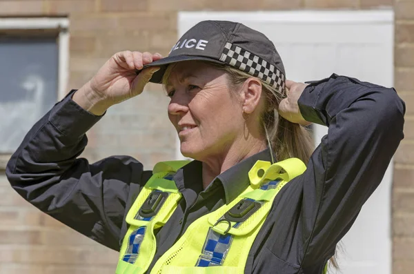 Πορτρέτο Του Αξιωματικός Της Αστυνομίας Γυναίκα Φοράει Ένα Ομοιόμορφο Κάλυμμα — Φωτογραφία Αρχείου