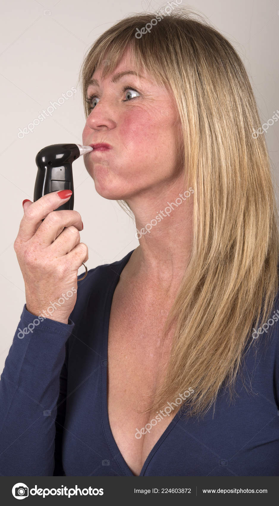 https://st4.depositphotos.com/4479867/22460/i/1600/depositphotos_224603872-stock-photo-woman-using-personal-breathalyser-check.jpg