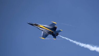 Askeri jet duman gösterilen ve mavi gökyüzü karşı yoğunlaşma