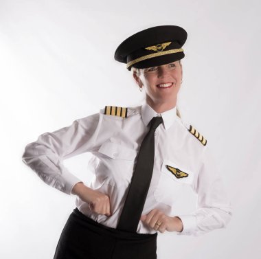 Kadın pilot üniformalı uçan - Eylül 2016 kavramı hareket