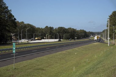 Interstate 10 karayolu Batı arıyorsunuz bir mola görüntülendi Tallahassee Florida ABD - Ekim 2016 - eyaletlerarası Otoban 