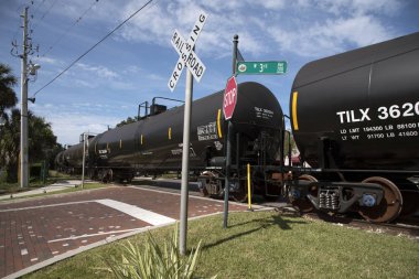 Mount Dora Florida ABD - Ekim 2016 - demiryolu yük treni insansız geçiş üzerinden geçen