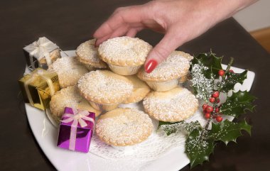 Krema şeker beyaz bir plaka üzerinde bir toz ile geleneksel kıymalı börek