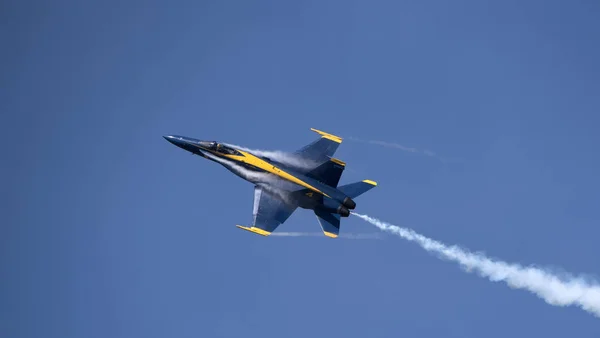 Jet Militar Mostrando Humo Condensación Contra Cielo Azul — Foto de Stock