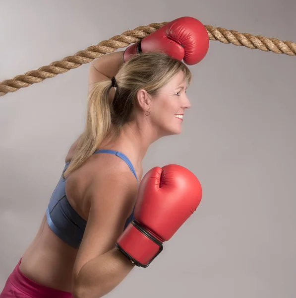 Mujer Atractiva Boxeadora Con Guantes Boxeo Rojos — Foto de Stock