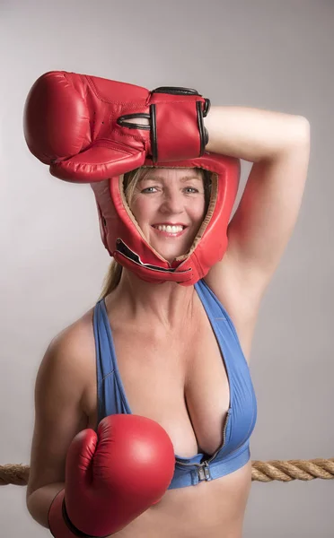 戴着红色的头盔和手套女拳击手的肖像 — 图库照片