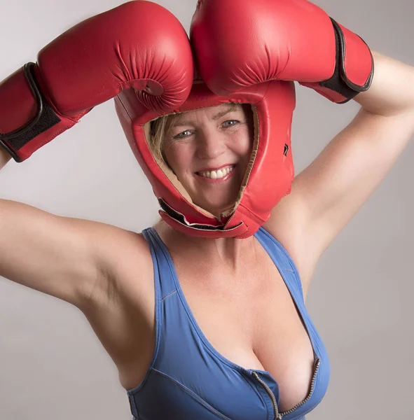 戴着红色的头盔和手套女拳击手的肖像 — 图库照片