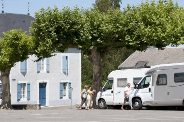 Kamyonet ve karavan araç ve turistler tarafından Güneybatı Fransa kepenkli bir evde