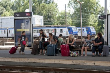 Bir demiryoluna bekleyen yolcular platformu Gare de Pau Güneybatı Fransa İstasyonu