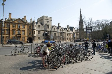Öğrenci Bisiklet St Giles alan Oxford ve Balliol College Şehitler Anıtı Oxford İngiltere ile