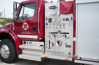 Kamyon şehir Perry Fire Dept Kuzeybatı Florida ABD Your vergi dolar kapıda yazılı iş yerinde yangın