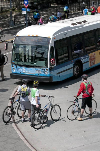 New York Mta Otobüs Bisikletçiler Manhattan Usa — Stok fotoğraf