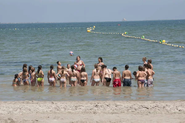Schoolkinderen Permanent Zee Voor Een Les Zwemmen Los Alcazares Zuid — Stockfoto