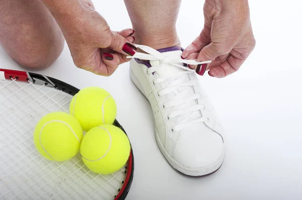 Jogadora Tênis Feminino Amarrando Laço Sapato — Fotografia de Stock