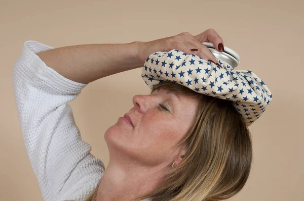 Mujer Con Bolsa Hielo Cabeza —  Fotos de Stock