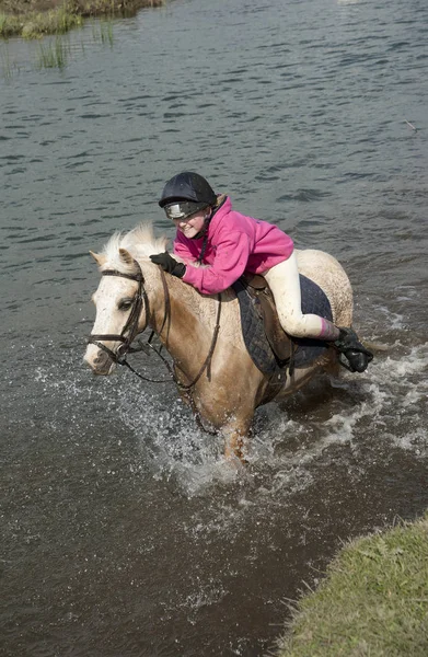 Cavaleiro Jovem Pônei Cruzando Rio Ewenny Ogmore Vale Glamorgan Sul — Fotografia de Stock